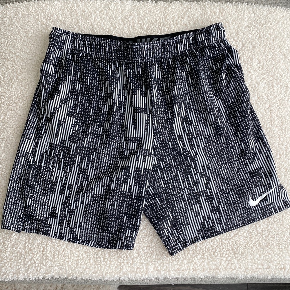 Nike Men’s athletic shorts size L